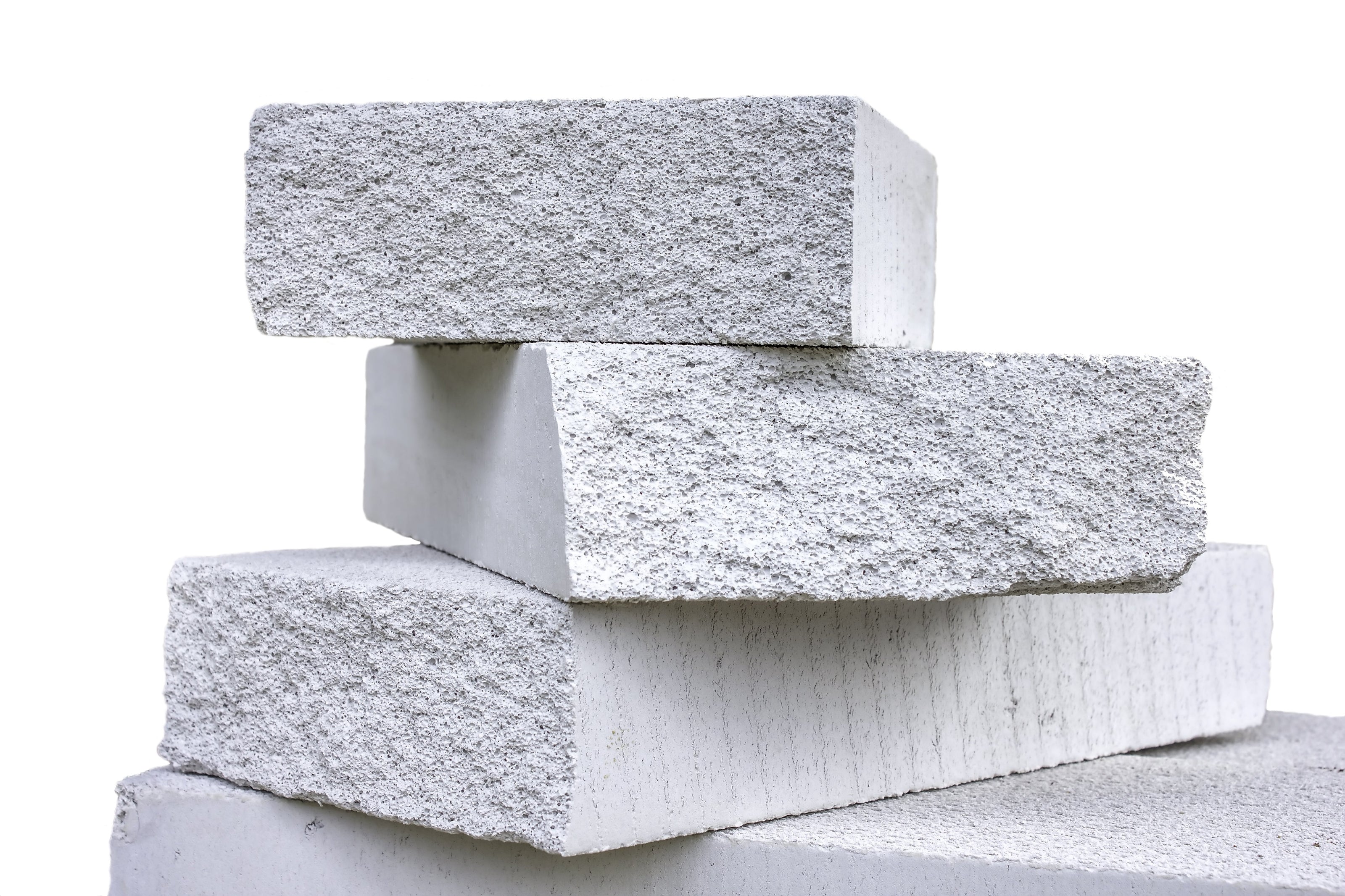 Using and mixing low cement castables